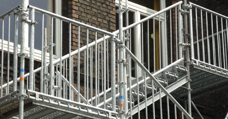Scafom-rux escalera de aluminio - [5 peldaños] escaleras de exterior - 1  metros de alto, 58 cm de ancho, 45 grados - para estanque, jardín y acceso  a